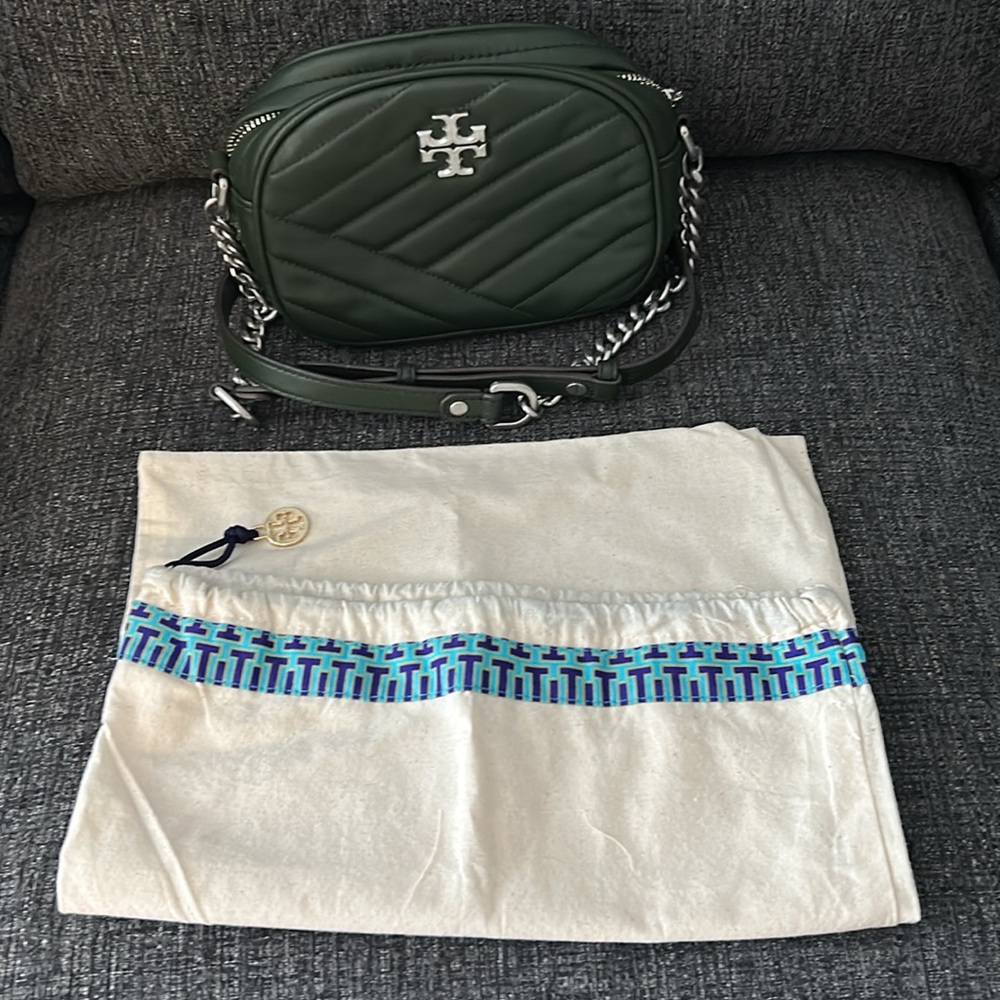 Tory Burch
small Kira Chevron camera bag silver tone with dust bag NWOT - Picture 6 of 6